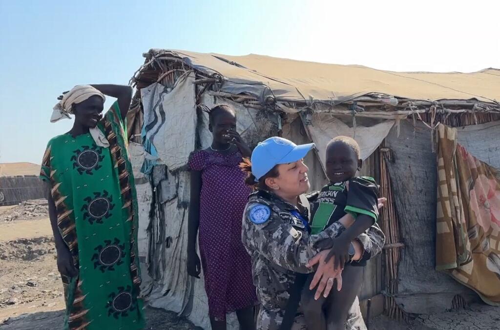 (أرشيف) إحدى جنديات بعثة الأمم المتحدة لحفظ السلام في جنوب السودان تتفاعل مع السكان في مدينة بانتيو.